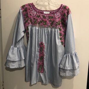 Beautiful Mi Golondrina long sleeve blouse.
